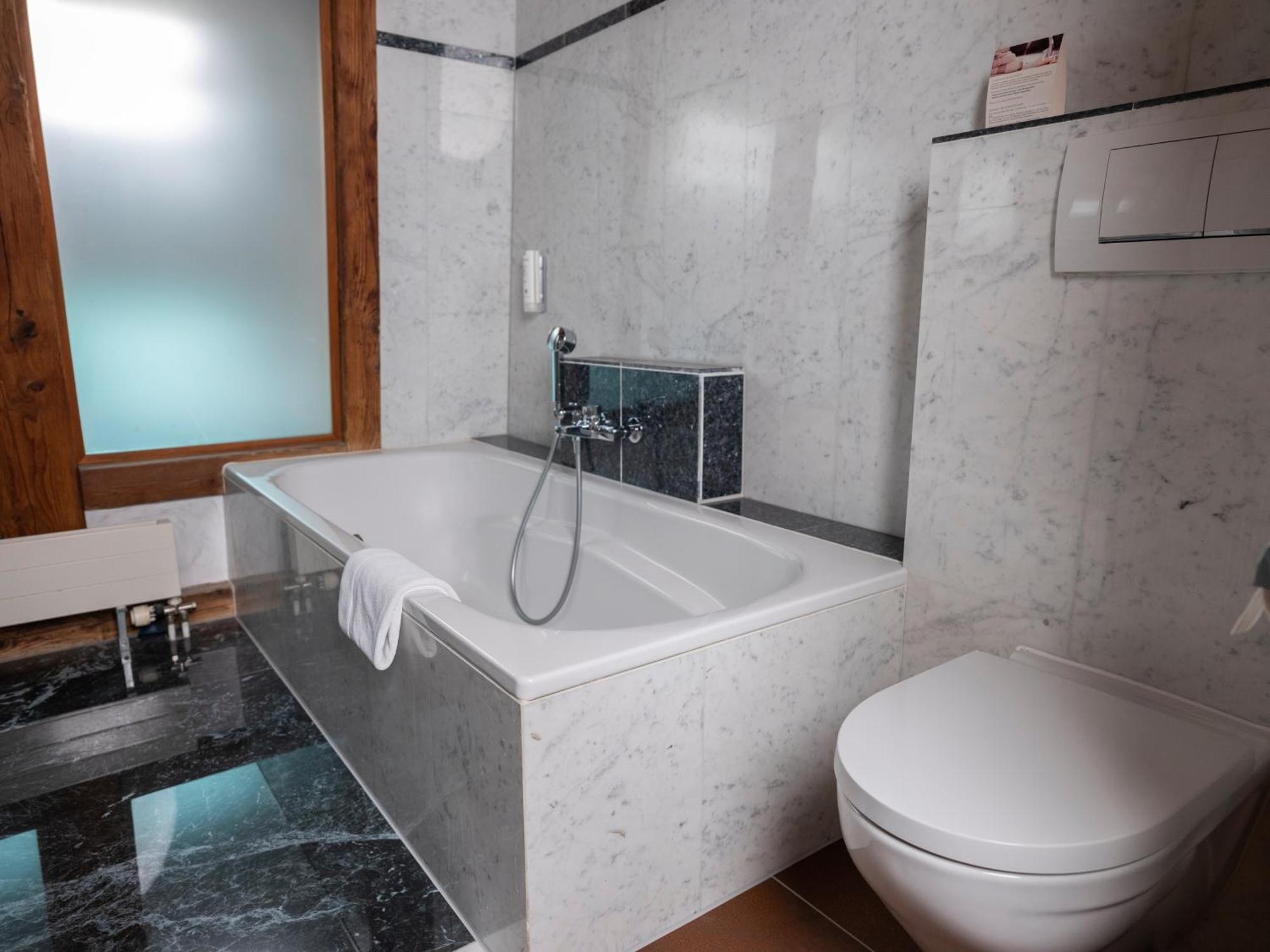 Romantik Hotel De L'Ours Sugiez Eksteriør bilde