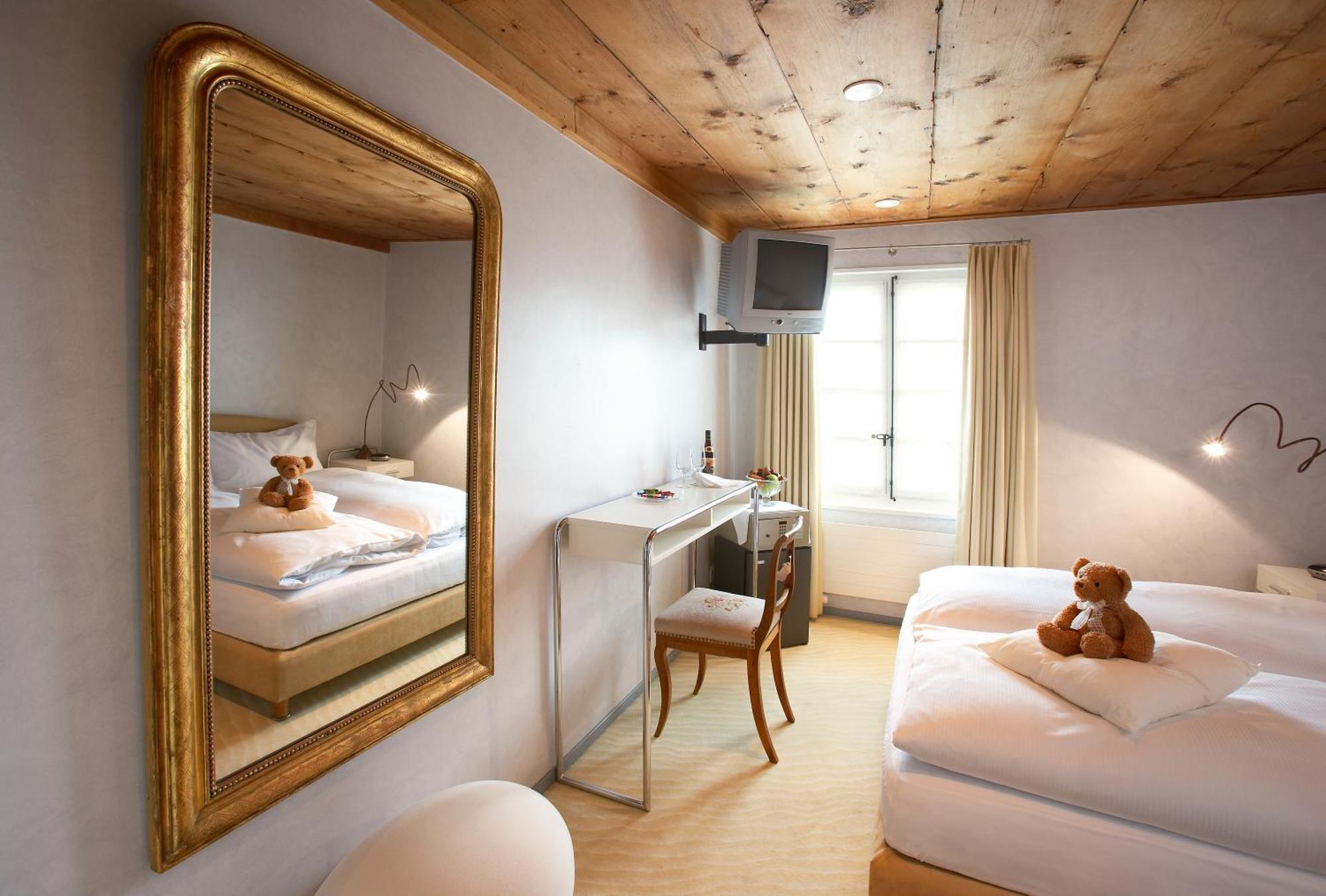 Romantik Hotel De L'Ours Sugiez Eksteriør bilde