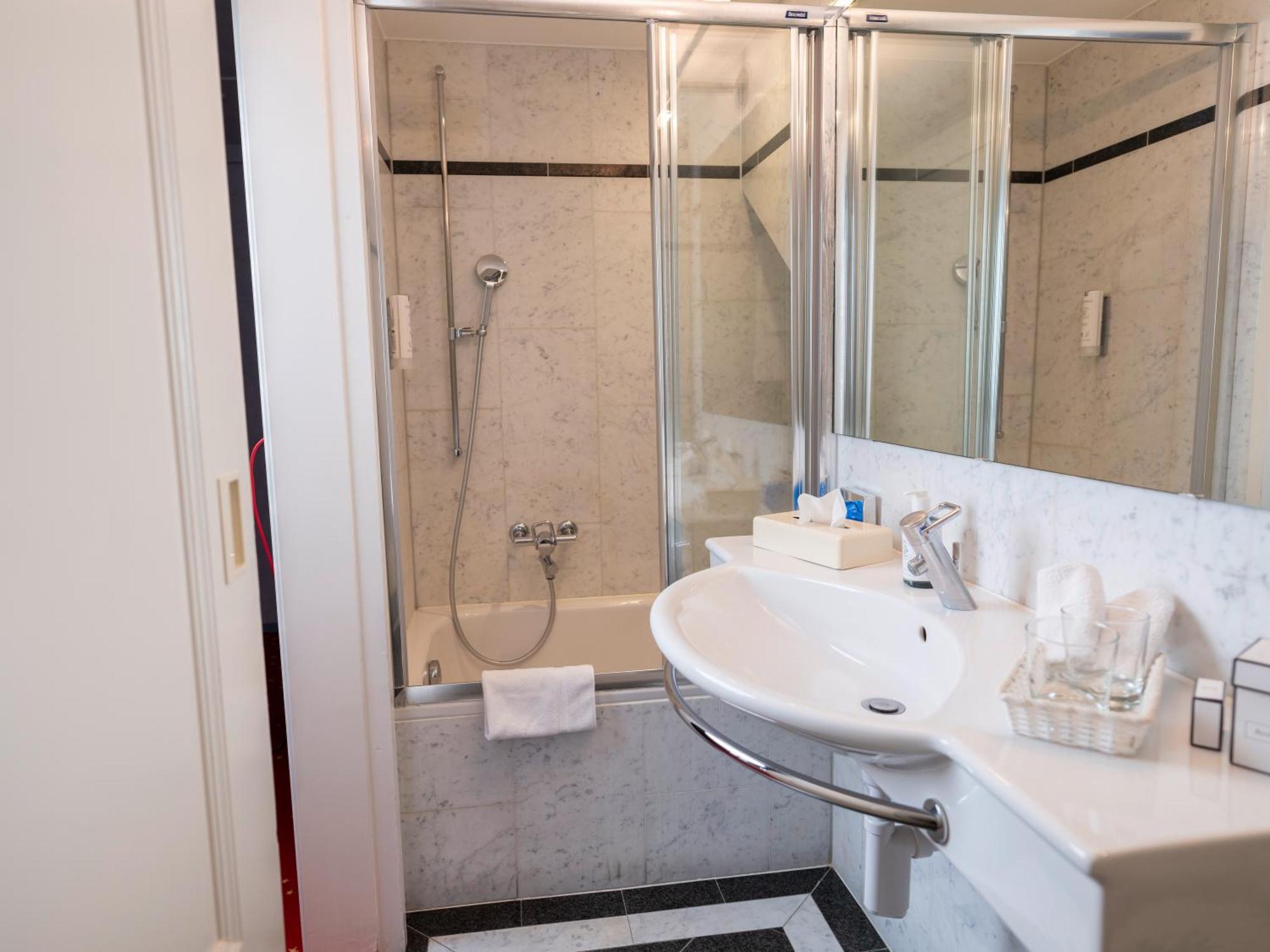 Romantik Hotel De L'Ours Sugiez Eksteriør bilde